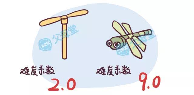 一群孩子吃棒冰,家长给孩子吃棒棒冰