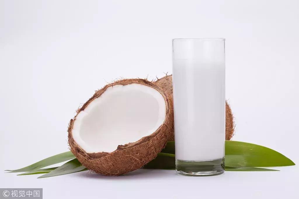 一个男子喝了一口椰汁,喝变质椰子汁死亡事件