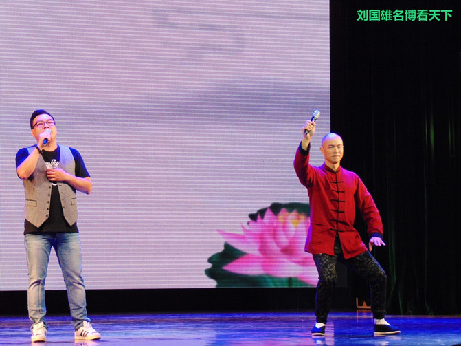 抱着个小孩，歌声还那么高亢，艺院老教授翁葵赢得满堂彩！