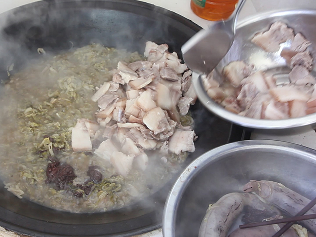 正宗东北农家杀猪菜,农村大锅炖杀猪菜正宗做法