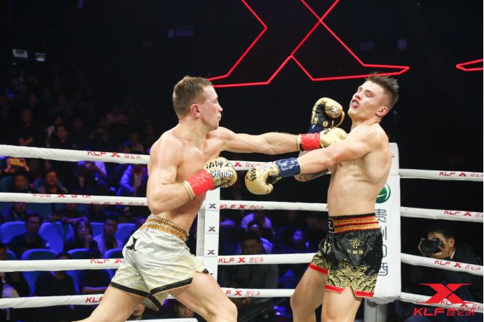 中国独苗冯兴礼强势晋级诸神4强，奇利亚宝刀未老KO对手太给力