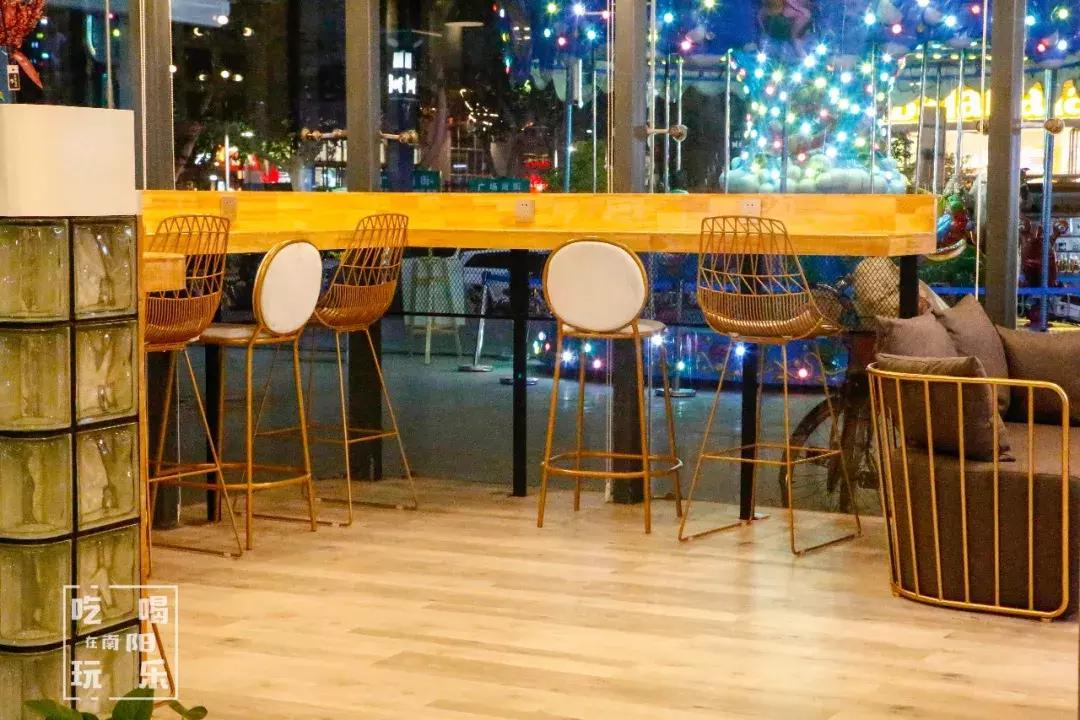 南阳shou家全透明撸猫咖啡馆！有手臂长的牛排！面包届的法拉利！