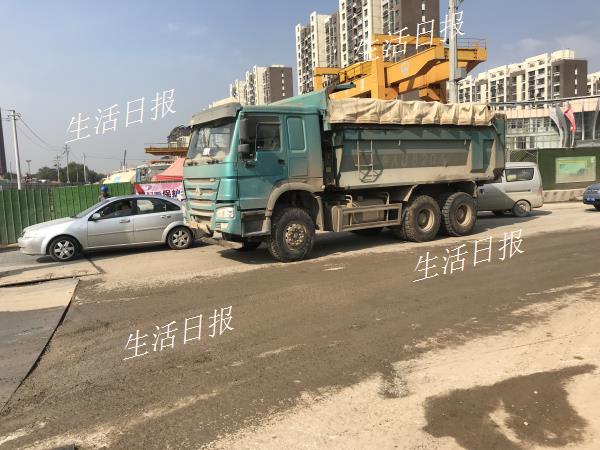 女子被渣土车碾压抢救后续,遭水泥罐车碾轧死亡女子弟弟发声