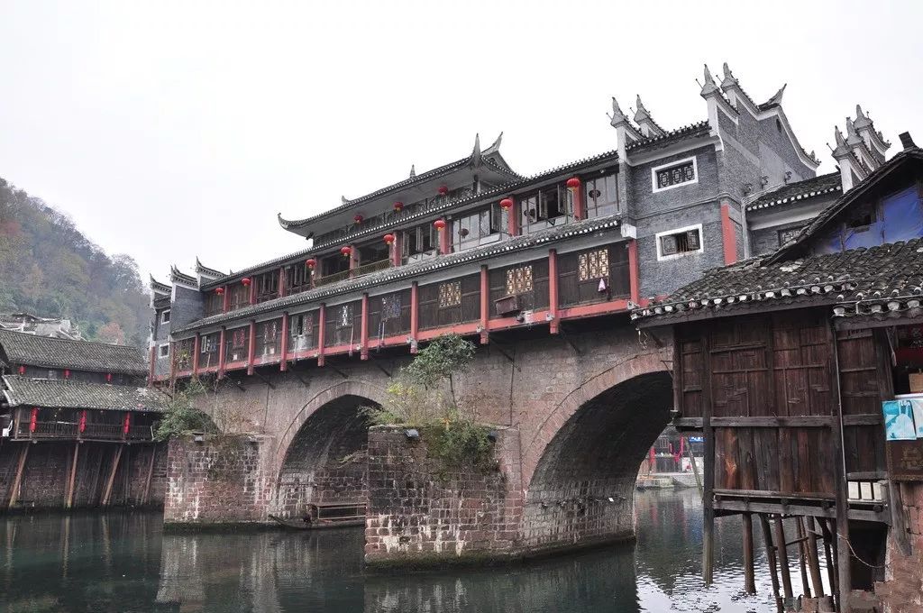 湖南凤凰古城红色旅游,红辣椒旅游