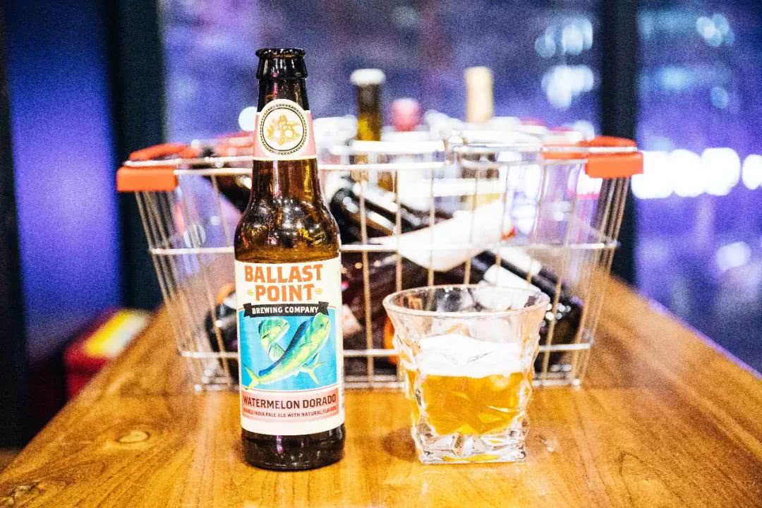 夜场界地震了！观音桥新开一家奇葩酒吧，整条街的风头都被它抢了