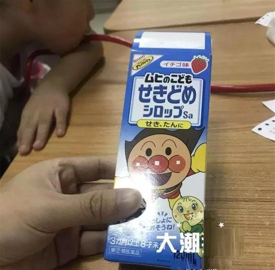 双胞胎女孩误喝饮料,3岁女童拿咳嗽糖浆当饮料喝中毒