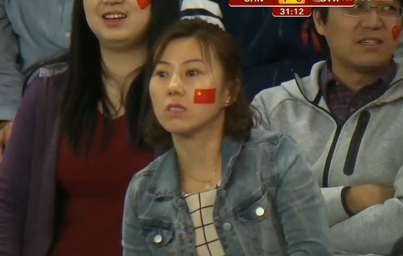 谁说国足不拼?上港大将当“肉盾”被担架抬下场,球迷一脸关切