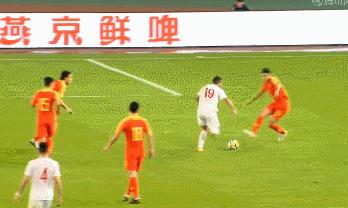 谁说国足不拼?上港大将当“肉盾”被担架抬下场,球迷一脸关切