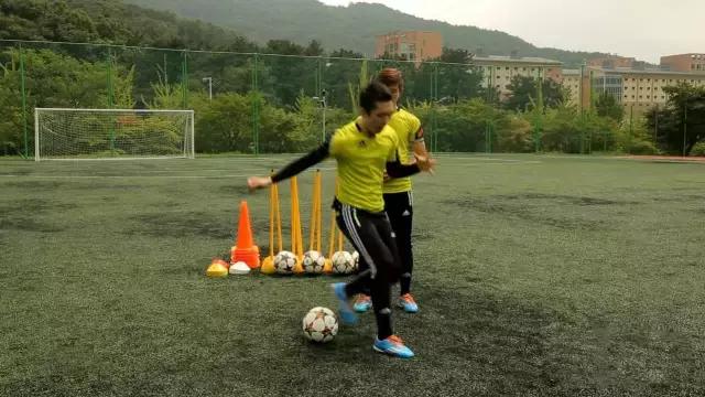 拿球背转身过人,背身拿球时这样过人