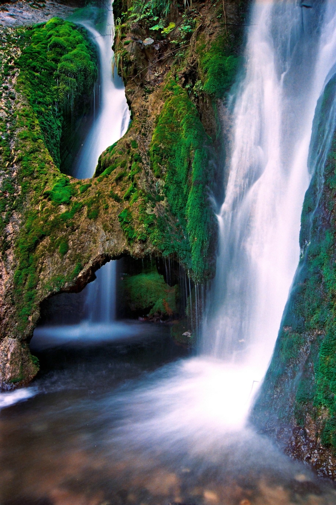 山泉瀑布打卡,山泉溪流旅游攻略