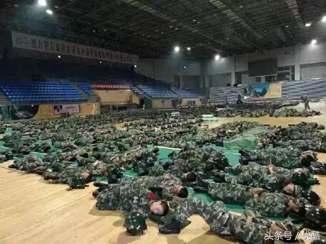 被甩后,她背着一把菜刀追他到北京|凌晨四点的重庆