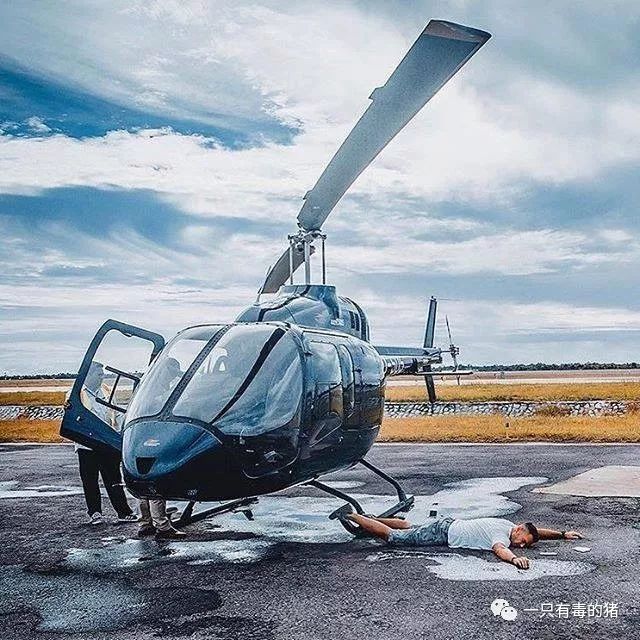 深扒摔跤炫富：原来富婆们20w包包里的东西也没什么了不起