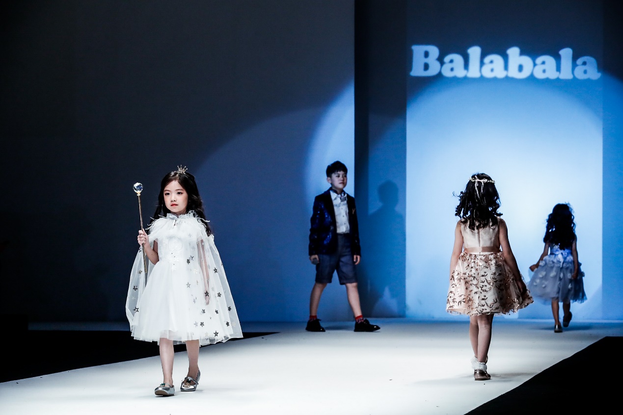 巴拉巴拉唐老鸭羽绒服深蓝,巴拉巴拉迪士尼唐老鸭联名款