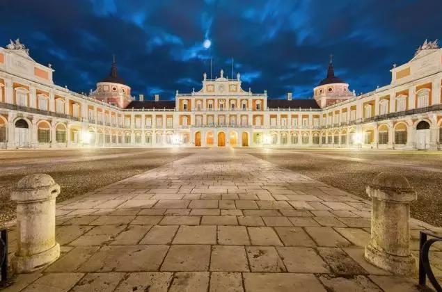 国外如何优雅而不尴尬给小费 (去国外怎么注意小费)