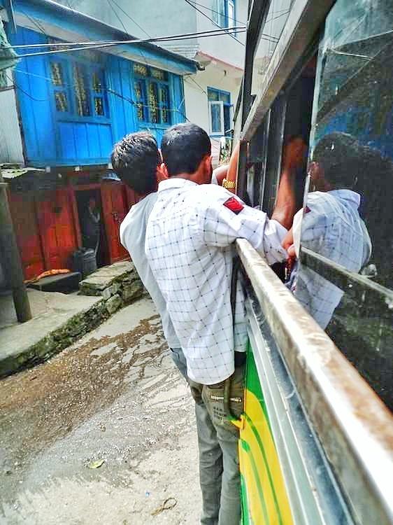 尼泊尔空中客车,尼泊尔大巴司机山路开车视频