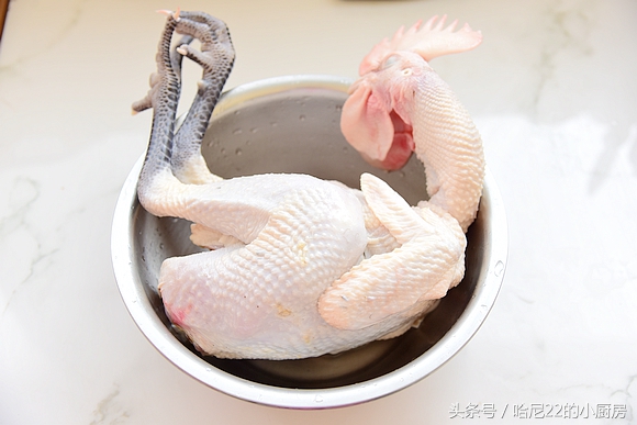 土鸡炖汤什么时候放盐要不要焯水,土鸡炖汤焯水的黄油要不要去掉