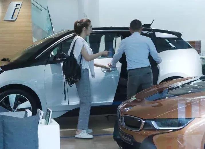 转战内地人气急升！前港姐事业起步猪笼入水大手笔换车买钻饰