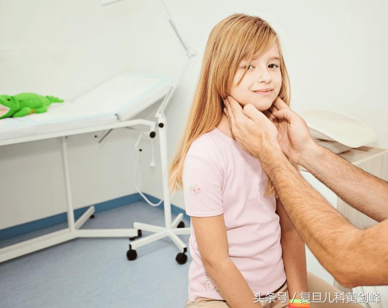 脖子上喉咙部位摸到一个小疙瘩,脖子上摸到会动的疙瘩怎么回事