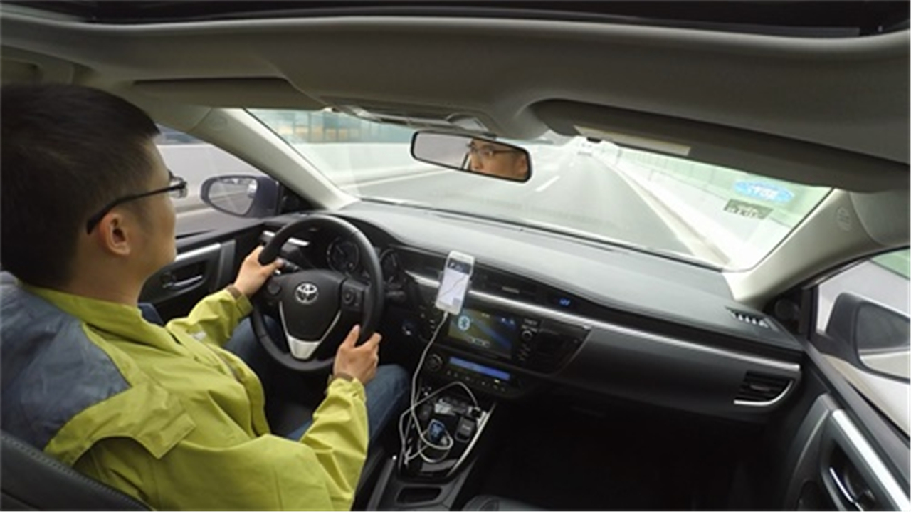 车子油表亮黄灯还能开多远,汽车油表黄灯亮起还能跑多少公里