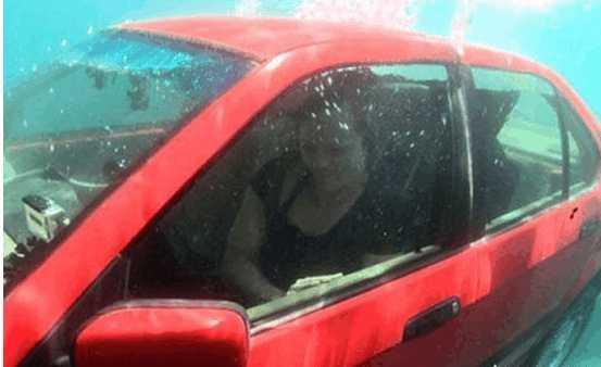 汽车落水自救技巧视频教程卡通,汽车落水如何自救逃生