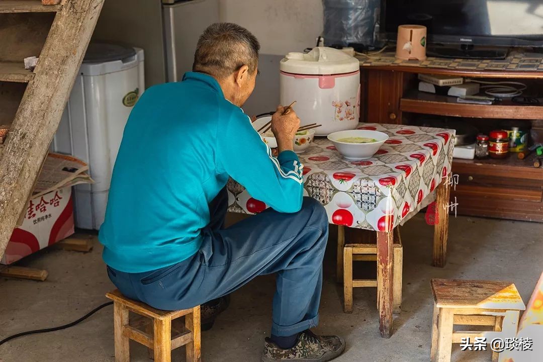 这个古镇好奇怪，门前放元宝，商号大门开洞，城隍爷与关二爷作伴