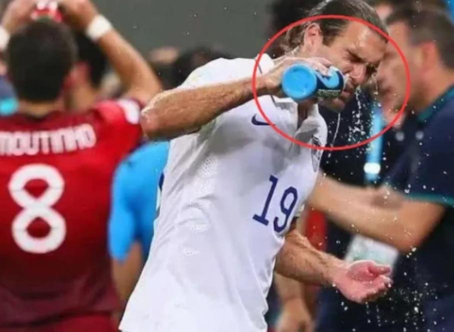 足球运动员喝完饮料就吐,足球运动员喝水吐出来