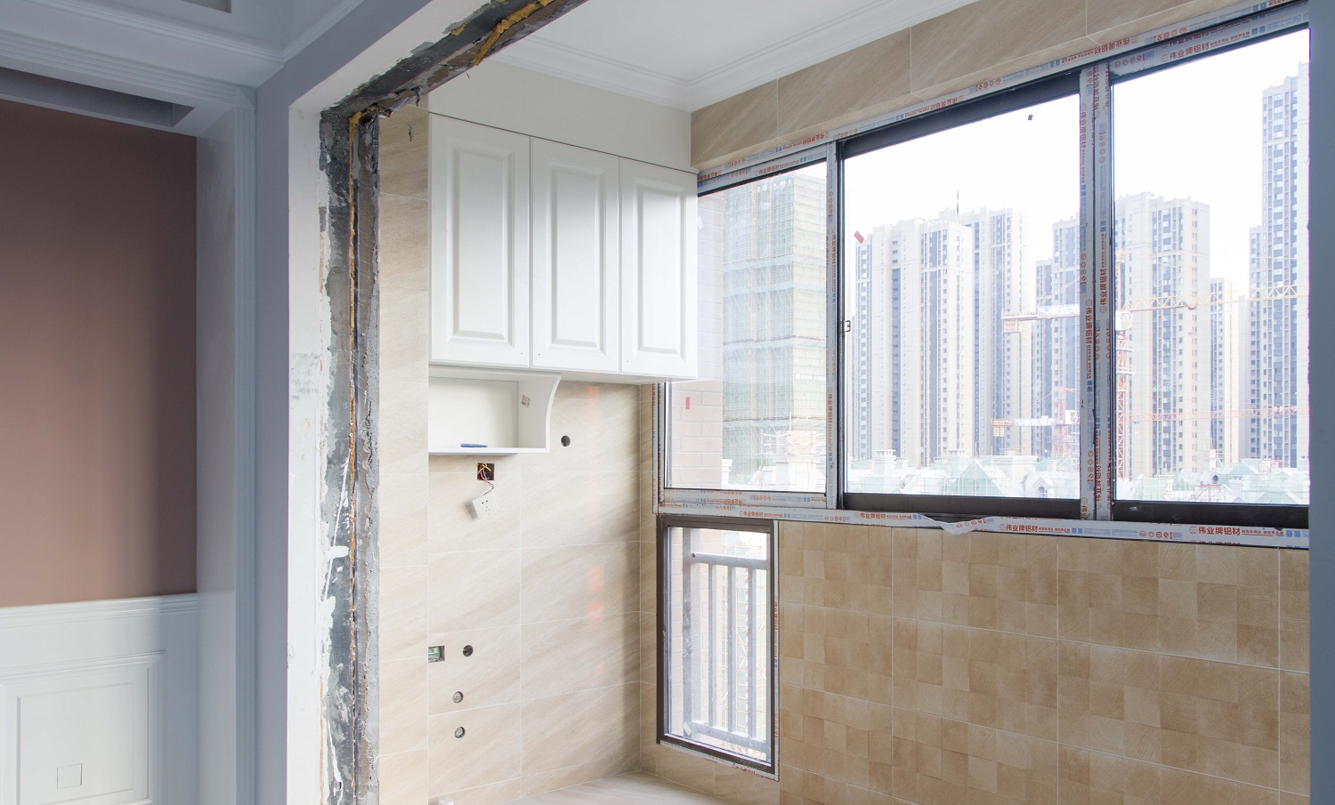 阳台外墙过高能砸吗,顶楼阳台外墙太高怎么处理