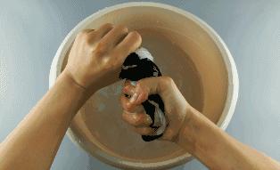 阴雨天衣服晾不干发馊怎么办,阴雨天衣服不干怎么办