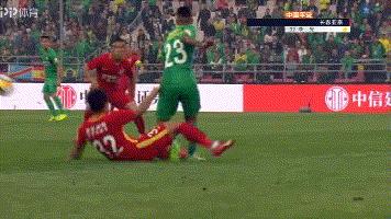 中超再现1凶狠犯规：外援被铲翻在地，国安众将讨要说法！
