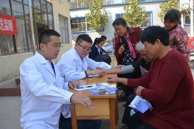 义工进社区服务暖心,义工下乡送温暖图片