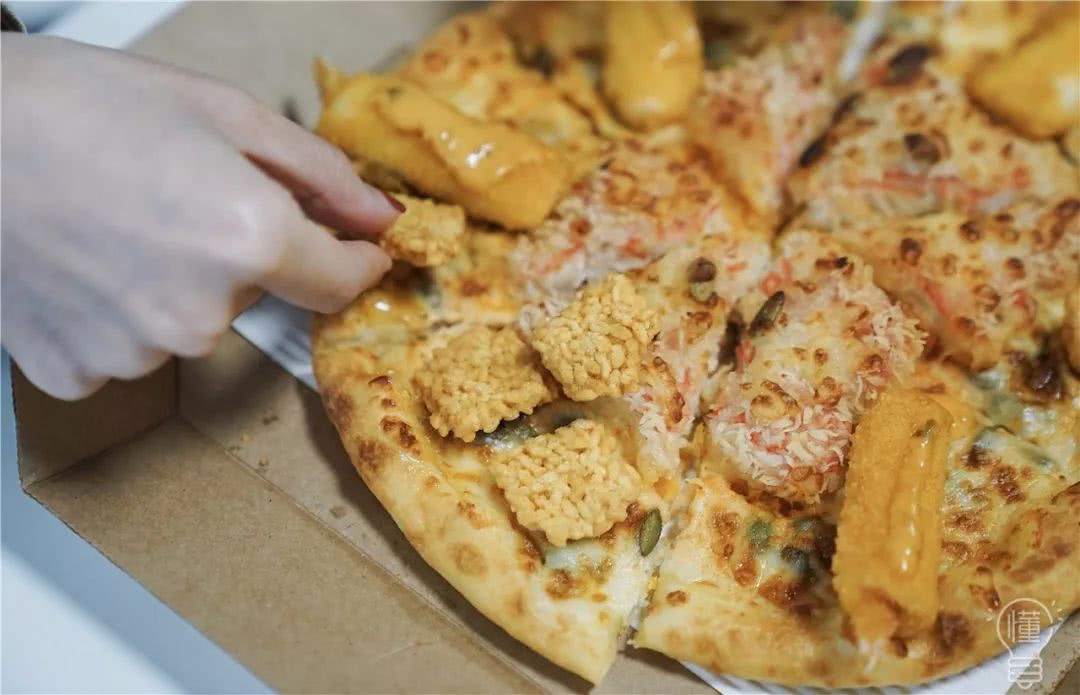 真的！这个29块9的披萨里我吃出了整整两只蟹！