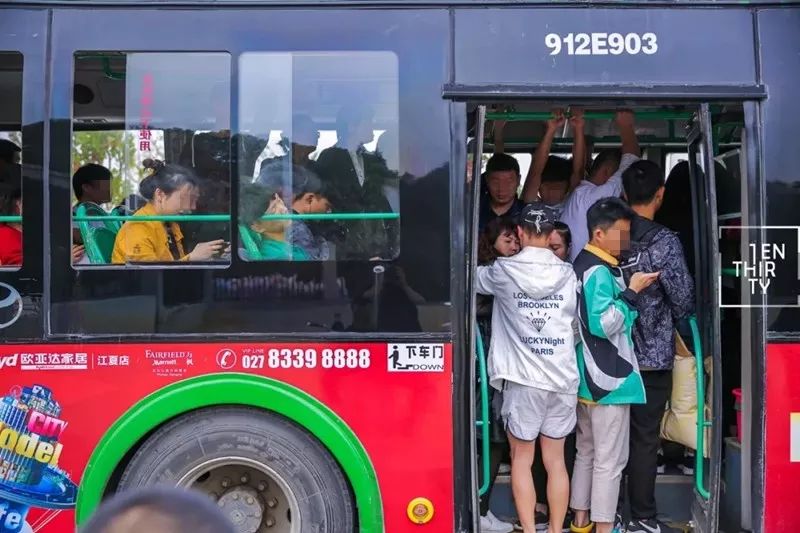 武汉每一辆901，都承载着江夏上万学子的青春！