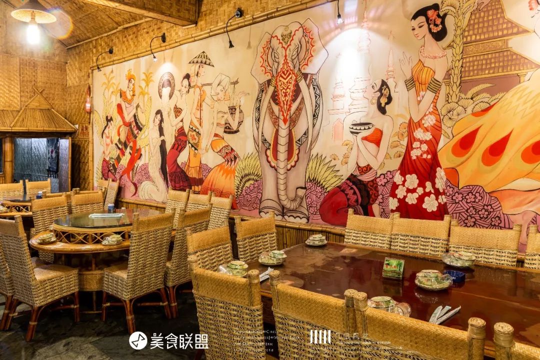 昆明闹市这家12年老店,独创傣式火锅一年只卖89天,大闸蟹涮着吃