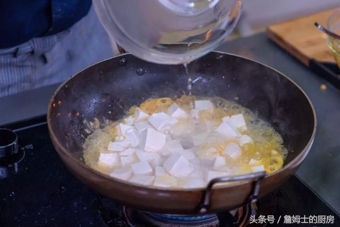 5分钟教你做蟹黄豆腐煲,没有蟹黄的蟹黄炒饭