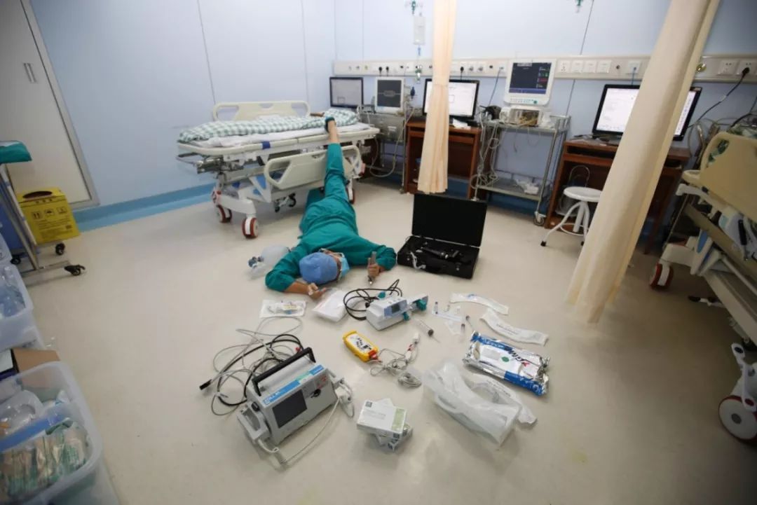 看了这么多炫富摔，这些护士才是最劲爆的~