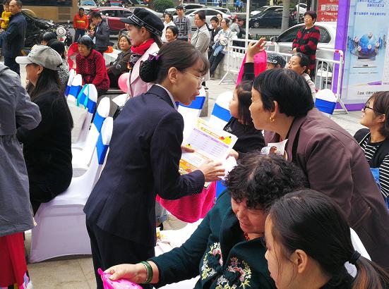 光大银行郑州分行“金融知识进万家”走进天旺广场