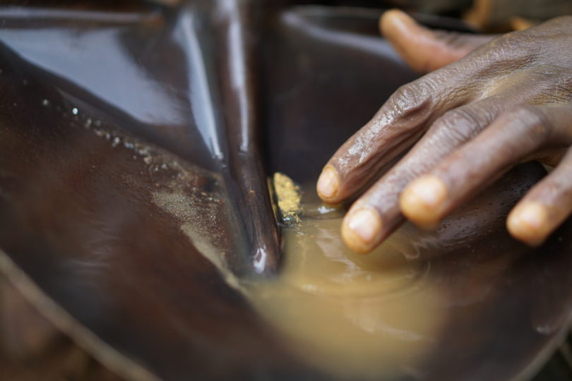 走近非洲！刚果手工掘金者教你如何挖矿，家中有矿的日子不远了！