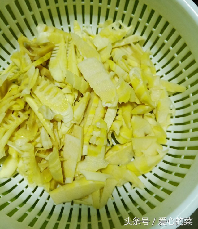 新鲜竹笋炒肉片笋的正确焯水方法,竹笋的家常做法要不要焯水