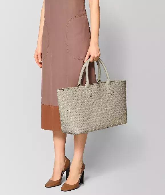 为什么现在的人都喜欢和有钱人玩,为什么有的人喜欢跟有钱人交朋友