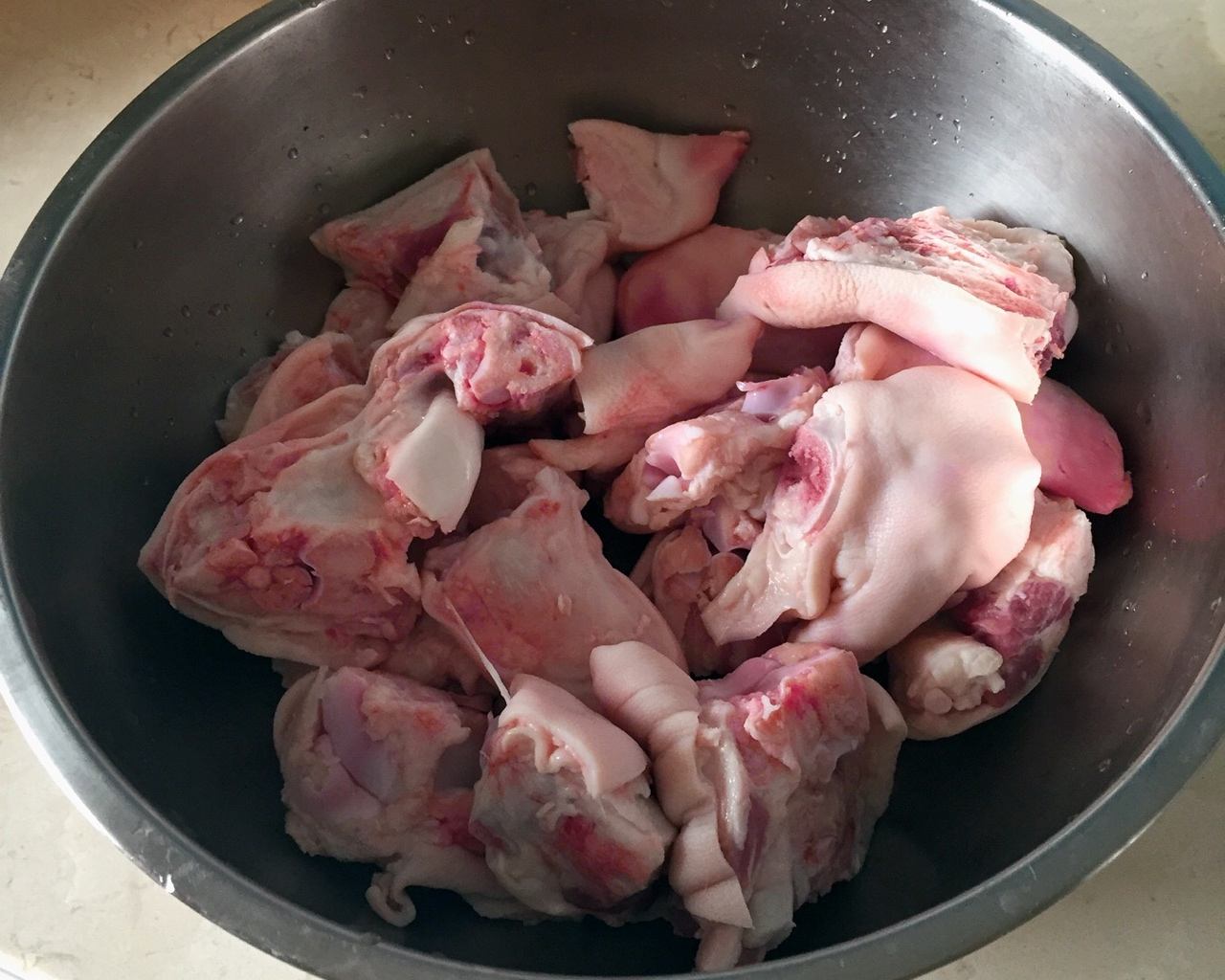 煮黄豆猪脚汤时，做错了这一步，煮出来的汤全是腥味！