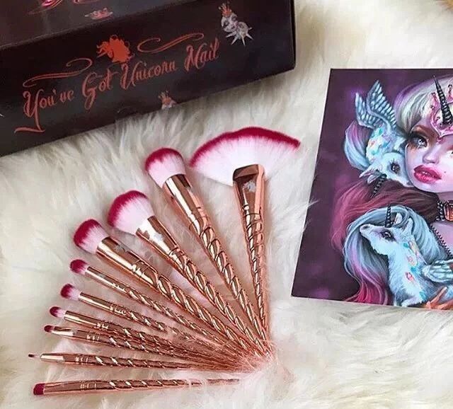 富婆炫耀自己的名牌包包,富婆炫富包包