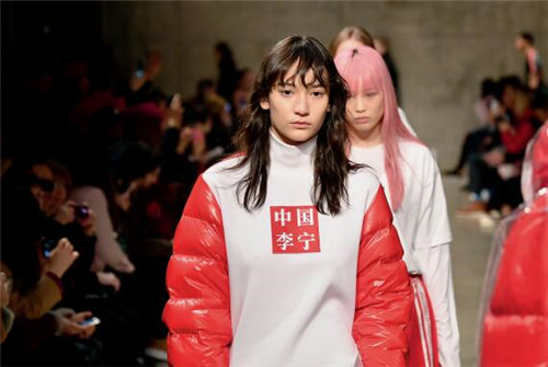 那只兔子又火了：国民老品牌也玩“跨界”