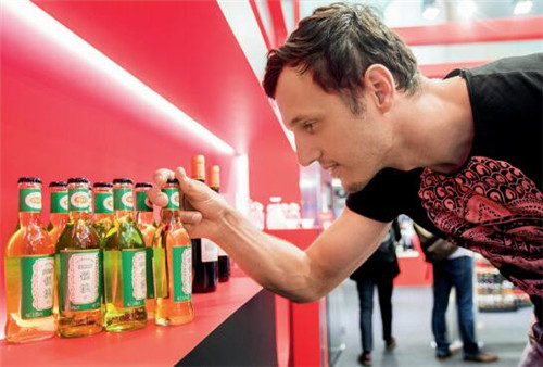 那只兔子又火了：国民老品牌也玩“跨界”