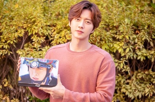 人暖还特心善，朴海镇无偿为消防员日历代言，日历收益将全额捐献