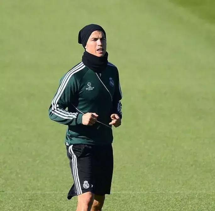 冬季踢球如何穿搭,秋冬踢球怎么穿衣服