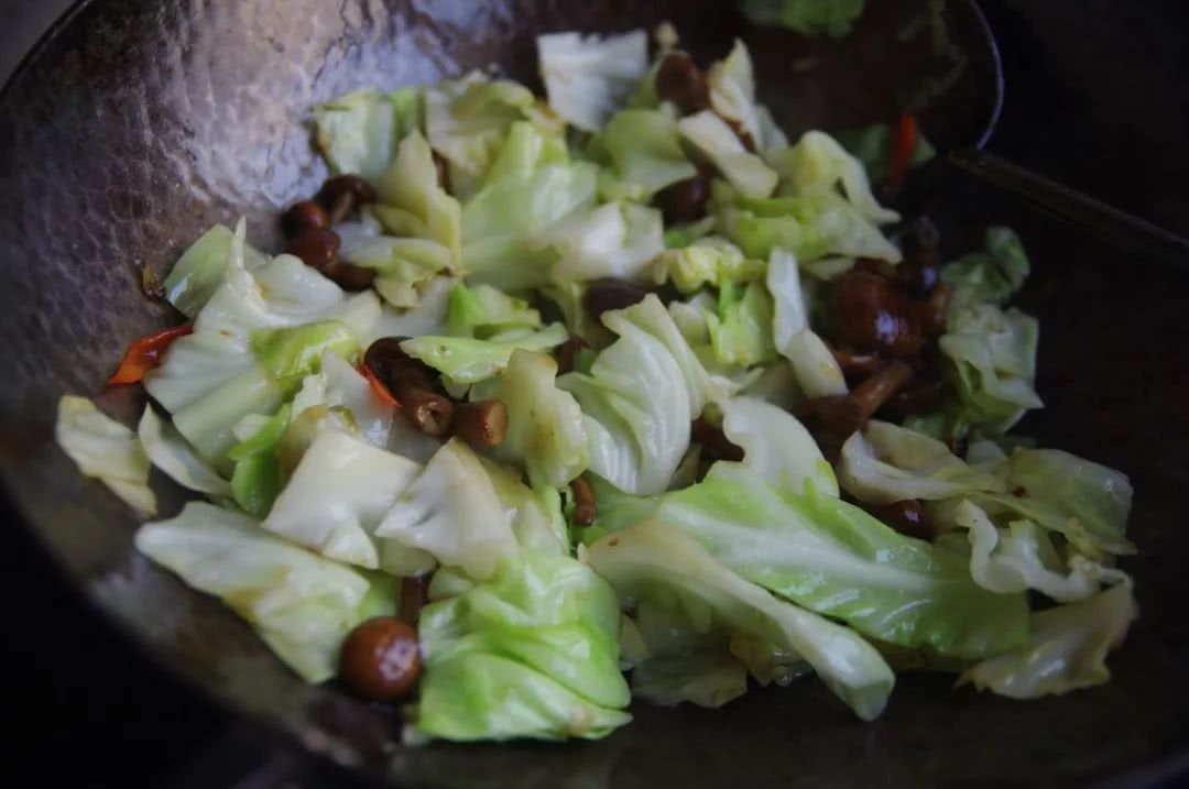 吃起来黏黏滑滑的黑色蘑菇,黏黏的大白蘑菇