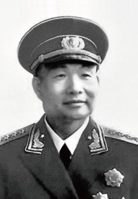 中国海军第一任司令萧劲光，毛主席曾向他“借宝”