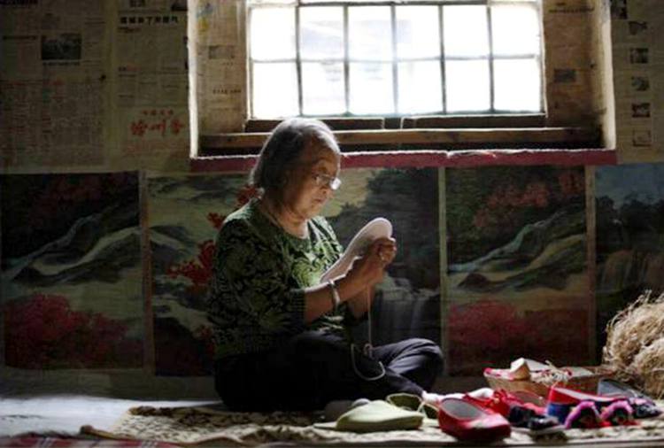 饱含母亲的爱——打袼褙、做布鞋