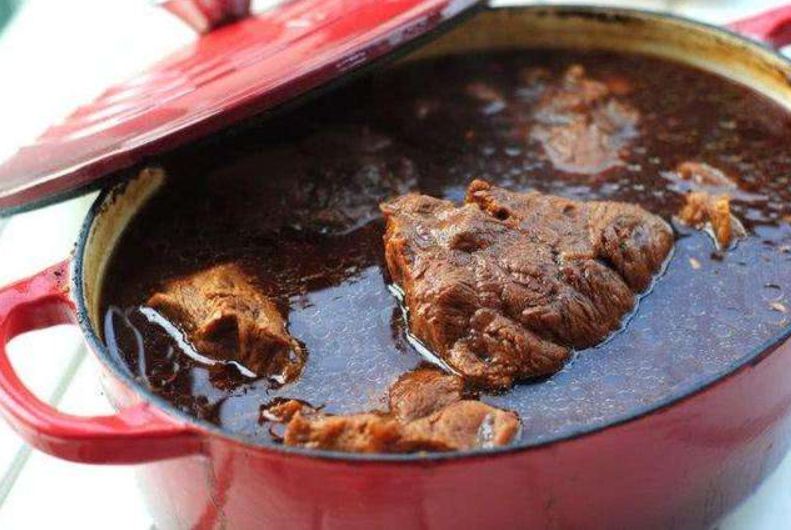 老汤保存的时间越长，芳香物质越丰富，煮制出的肉食风味愈美！