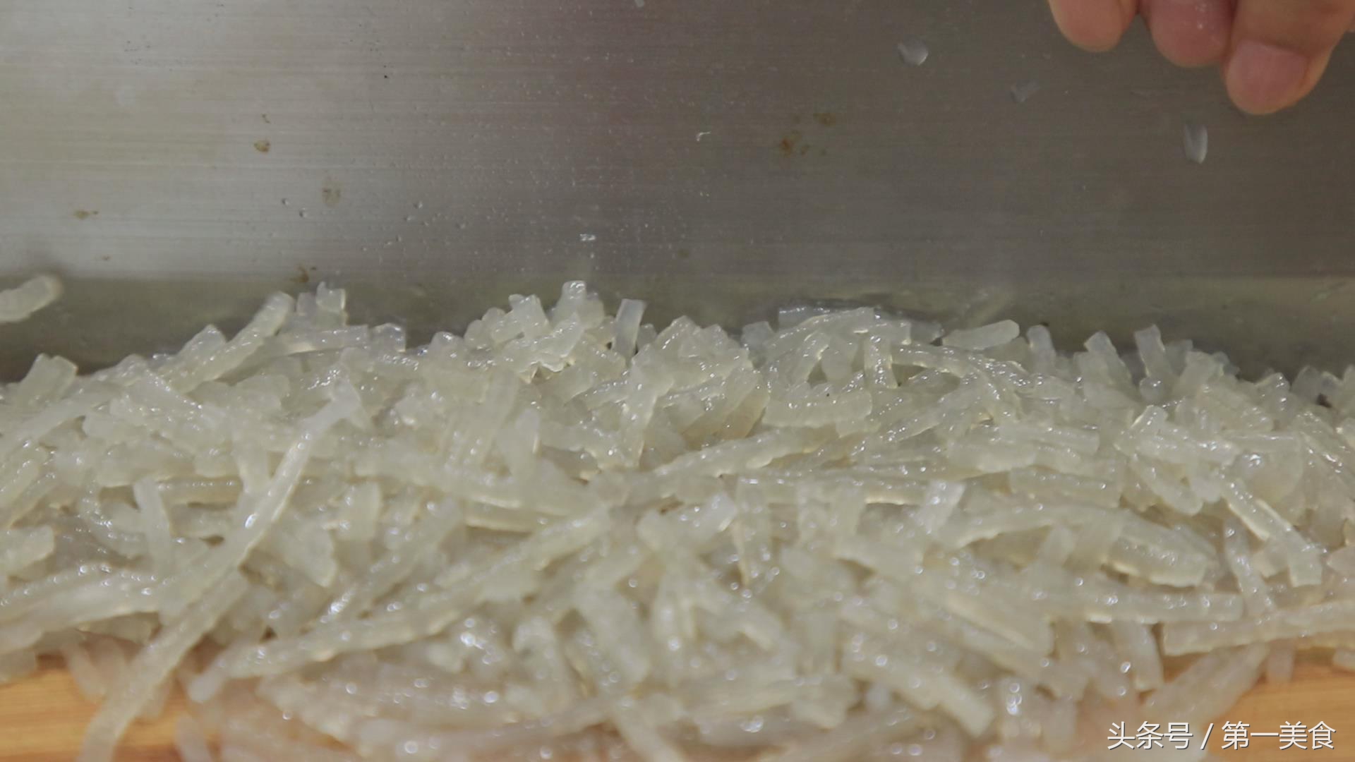 一碗面，一盆肉馅，学会这两个技巧，上锅一煎做焦香酥脆的水煎包